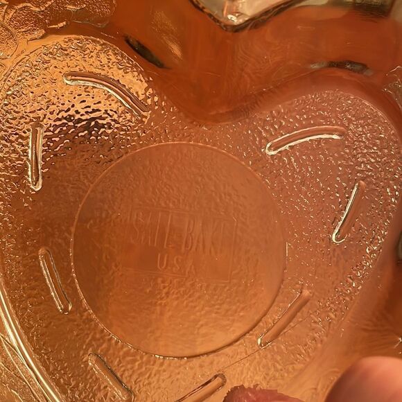 Vintage Safe-Bake USA Glass Heart Pan with Cupid & Arrow - Picture 2 of 5